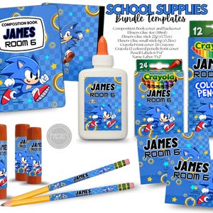 Puede incluir: Un conjunto de material escolar con gráficos de Sonic the Hedgehog, que incluye un cuaderno, una botella de pegamento, barras de pegamento, lápices de colores y etiquetas. Cada artículo está personalizado con el texto James Room 6 y patrones de cuadros azules.