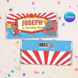 Puede incluir: Dos envoltorios de barras de caramelo con temática de circo. Un envoltorio presenta el texto "JOSEPH is turning One" con personajes de dibujos animados y un fondo a rayas rojas y blancas. El otro envoltorio tiene un fondo azul con rayas rojas y blancas.