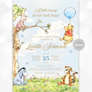 Può includere: Un invito per baby shower con illustrazioni ad acquerello di Pimpi su un albero, Winnie the Pooh con un palloncino blu, Ih-Oh e Tigro in un prato. Il testo include A little honey IS ON THE WAY!, Lucille Johnson, 25 agosto 2026, 17:00 e dettagli dell'evento.