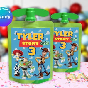 Puede incluir: Una bolsa verde y azul con temática de Toy Story con un pico verde y un asa. La bolsa tiene un fondo azul con imágenes de Woody, Buzz Lightyear y Jessie. El texto en la bolsa dice "Tyler Story 3 GoGo's Snacks".