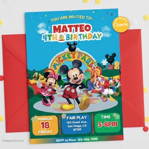 Könnte beinhalten: Eine farbenfrohe Geburtstagseinladung mit Micky Maus und Freunden. Die Einladung enthält den Text "MATTEO 4TH BIRTHDAY" und Veranstaltungsdetails. Die Einladung wird mit einem roten Umschlag und Konfetti kombiniert.