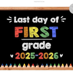 Puede incluir: Un letrero de pizarra enmarcado con el texto "Last day of FIRST grade 2025-2026" en letras blancas y coloridas. Una fila de lápices de colores bordea la parte inferior de la pizarra. El marco es de madera.