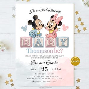Puede incluir: Invitación a una fiesta de revelación de género con Mickey y Minnie Mouse. El diseño presenta un fondo de acuarela rosa y azul. El texto dice "He or She What will BABY Thompson be?" con detalles del evento.