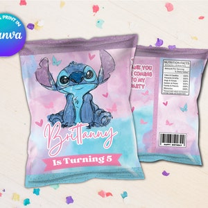 Könnte beinhalten: Ein rosa-blauer Chipstüte mit einer Zeichentrickfigur Stitch. Die Tüte sagt "Danke, dass du zu meiner Party gekommen bist" und "Brittany wird 5 Jahre alt".