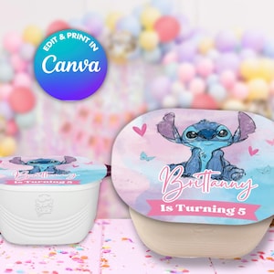 Puede incluir: Un personaje de dibujos animados azul y blanco con ojos y orejas grandes, Stitch, está sobre un fondo de acuarela rosa y azul con mariposas blancas. El texto "Brittany cumple 5 años" está en la parte inferior del diseño. Este es un diseño imprimible para un contenedor de favor de fiesta.