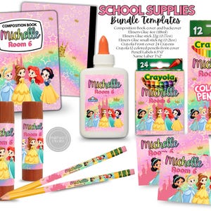 Puede incluir: Un conjunto de material escolar que incluye un cuaderno, pegamento Elmer's, ceras y lápices de colores Crayola, personalizados con el nombre Michelle, Room 6 y gráficos de princesas sobre un fondo de arcoíris con estrellas y texto.