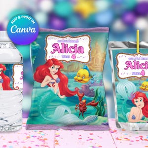 Pode incluir: Etiquetas de lembrancinhas de festa imprim&iacute;veis com Ariel, a Pequena Sereia. As etiquetas s&atilde;o projetadas para garrafas de &aacute;gua, caixas de suco e sacos de lanches. As etiquetas s&atilde;o rosa, roxo e azul com detalhes de brilho. As etiquetas apresentam Ariel, Linguado, Sebasti&atilde;o e um castelo. O texto nas etiquetas diz "Nossa Pequena Sereia Alicia Faz 4 Anos".