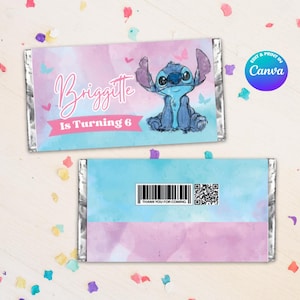 Puede incluir: Envoltorios de barra de caramelo con un diseño de acuarela en rosa y azul. Un envoltorio presenta un personaje de dibujos animados y el texto "Brigitte Is Turning 6". El otro envoltorio tiene un código de barras y el texto "THANK YOU FOR COMING."