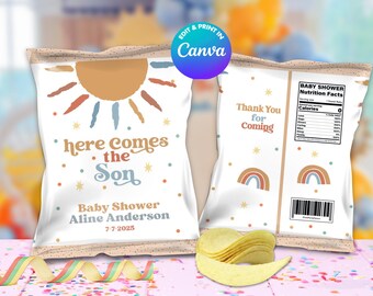 以下が含まれることがあります： 太陽のデザインと「here comes the Son」の文字が入った、2つの白いベビーシャワーチップバッグ。バッグの裏側には「Thank You for Coming」と書かれており、虹のグラフィックが含まれています。いくつかのポテトチップスがバッグの前にあります。
