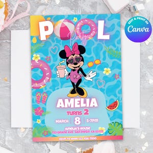 Puede incluir: Una colorida invitación a una fiesta en la piscina con Minnie Mouse con gafas de sol, sosteniendo una bebida. La invitación incluye el texto "POOL PARTY", el nombre "AMELIA" y los detalles de la fiesta. El diseño incorpora elementos tropicales y el logotipo de Canva.