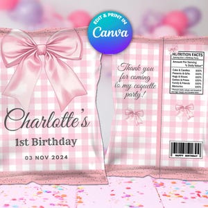 Peut inclure: Sachet de chips en gingham rose et blanc avec un nœud rose et le texte "Charlotte's 1st Birthday 03 NOV 2024". Au dos du sachet, une étiquette de valeur nutritionnelle avec le texte "Merci d'être venu à ma fête coquette !"