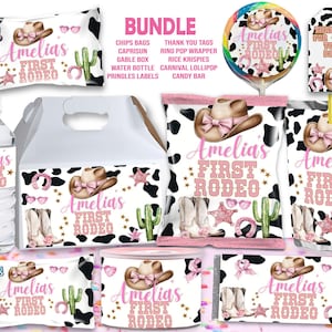 Puede incluir: Un conjunto de recuerdos de fiesta de primer rodeo en rosa y dorado con fondo de estampado de vaca. El conjunto incluye una etiqueta para botella de agua, una bolsa de regalo, un envoltorio de barra de caramelo, un envoltorio de piruleta, una etiqueta de agradecimiento, una bolsa de patatas fritas, una caja de gable, un envoltorio de anillo pop, un envoltorio de golosinas de arroz krispies y una etiqueta de pringles. El conjunto está personalizado con el nombre Amelia.