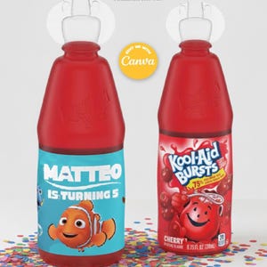 Puede incluir: Dos botellas de jugo rojas con tapas blancas. Una tiene una etiqueta azul con "MATTEO IS TURNING 5" y un pez de dibujos animados. La otra tiene una etiqueta "Kool-Aid BURSTS" con gráficos de cerezas. Debajo hay confeti esparcido.