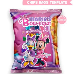 Könnte beinhalten: Rosa Chipstütenvorlage mit dem Text "CHIPS BAGS TEMPLATE". Die Tüte zeigt Daisy Duck und Minnie Mouse, mit dem Text "Marie's Bow-tique is turning One". Die Tüte hat ein rosa und lila Farbschema mit einem Schleifendesign.