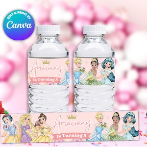 Könnte beinhalten: Druckbare Wasserflaschenetiketten mit Disney-Prinzessinnen, darunter Cinderella, Tiana und Jasmin. Die Etiketten sind rosa und weiß mit goldenen Akzenten und dem Text "Amaiarany wird 5 Jahre alt".