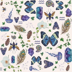 Könnte beinhalten: Ein verspieltes Muster mit Aquarellillustrationen von Schmetterlingen, Kristallen, Federn, Muscheln und anderen Naturelementen. Das Design umfasst Blau-, Lila-, Grün- und Brauntöne auf cremefarbenem Hintergrund. Sternbilder und Wellensymbole sind ebenfalls vorhanden.