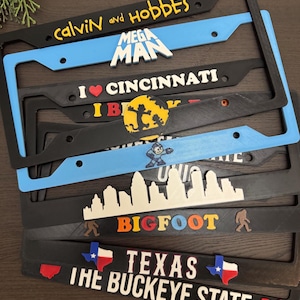 Op maat gemaakte 3D-geprinte nummerplaatlijst (tekst, kleur, lettertype en logo)