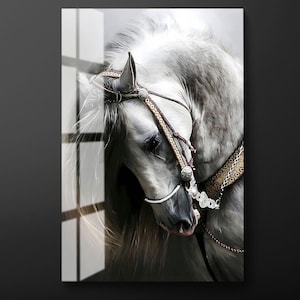 Puede incluir: Pintura detallada de la cabeza de un caballo gris, adornada con una brida ornamentada. La brida presenta detalles dorados y marrones, con una delicada cadena plateada. La crin y la borla del caballo son largas y fluidas, lo que aumenta la estética elegante.
