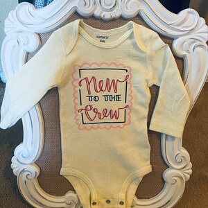 Nuevo para la tripulación, Nuevo bebé, Niña, Regalo de baby shower, Onesie, Bodysuit, Regalo de bebé, Hhandmmade