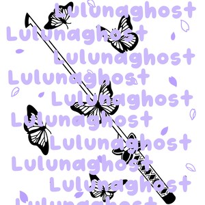 Pode incluir: Um gr&aacute;fico de texto roxo com as palavras "Lulunaghost" repetidas v&aacute;rias vezes. O gr&aacute;fico &eacute; sobreposto a uma imagem em preto e branco de uma katana e borboletas.