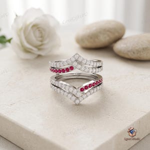 Conjunto de realzador de alianzas de boda apilables con diseño de chevrón, rubí y circonita cúbica.