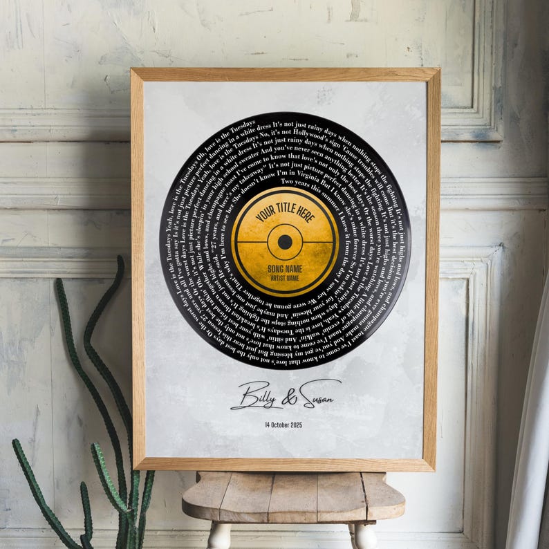 Op de afbeelding: Handgemaakt houten bord met de tekst "Welcome" in een speels lettertype. Het wit geschilderde bord heeft een verweerde afwerking en een klein hartje. Geschikt voor binnen of buiten.