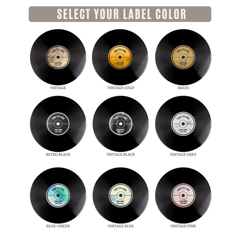 Op de afbeelding: Negen vinylplaatontwerpen met verschillende labelkleuren, waaronder goud, messing en blauwgroen. Elke plaat heeft de tekst "YOUR TITLE HERE" en "SONG NAME ARTIST NAME" op het label. De tekst "SELECT YOUR LABEL COLOR" staat bovenaan.