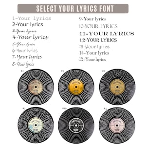 Op de afbeelding: Een selectie van vinylplaatontwerpen met aanpasbare songtekstopties. De afbeelding toont verschillende platen met verschillende labelkleuren en tekst, inclusief opties voor lettertype selectie. De tekst "SELECT YOUR LYRICS FONT" staat bovenaan.