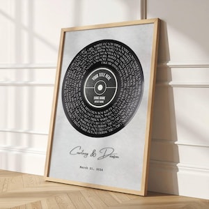Op de afbeelding: Een rustiek houten bord met de tekst "Welcome to our home" in witte letters. Het bord heeft een verweerde afwerking en een eenvoudig, uitnodigend ontwerp, ideaal voor een veranda of entree.