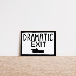 Puede incluir: Una impresi&oacute;n enmarcada en blanco y negro con el texto "Dramatic Exit" y una mano negra apuntando hacia la izquierda.