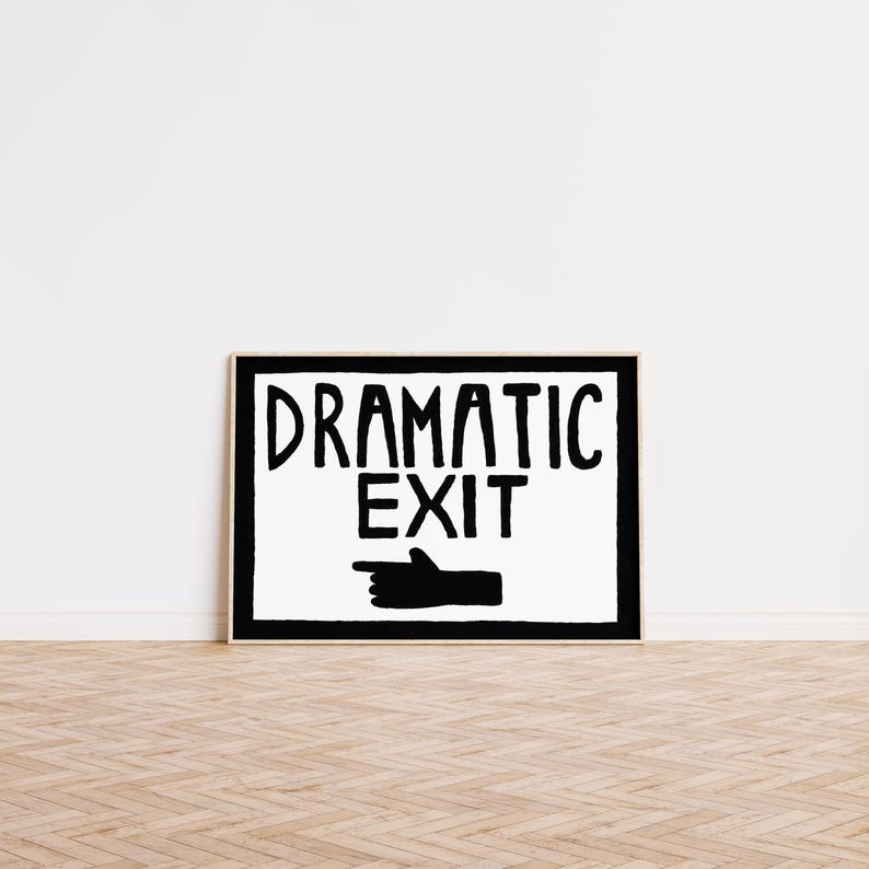 Puede incluir: Una impresi&oacute;n enmarcada en blanco y negro con el texto "Dramatic Exit" y una mano negra apuntando hacia la izquierda.