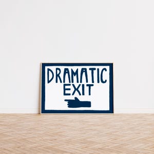 Puede incluir: Un p&oacute;ster blanco con un borde azul y el texto "DRAMATIC EXIT" en letras azules. Una mano azul apuntando hacia la izquierda se encuentra debajo del texto.
