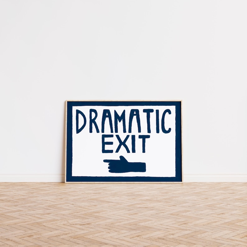 Puede incluir: Un p&oacute;ster blanco con un borde azul y el texto "DRAMATIC EXIT" en letras azules. Una mano azul apuntando hacia la izquierda se encuentra debajo del texto.