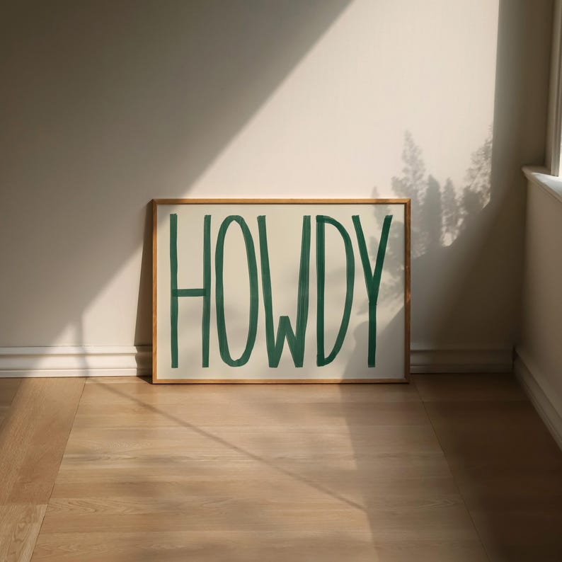 Puede incluir: Una impresi&oacute;n enmarcada con fondo blanco y la palabra "HOWDY" escrita en verde.