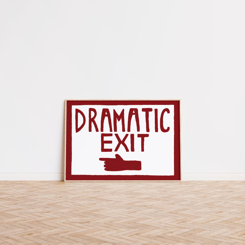 Puede incluir: Un cartel blanco enmarcado con un borde rojo y texto rojo que dice "DRAMATIC EXIT" con una mano roja apuntando hacia la izquierda.