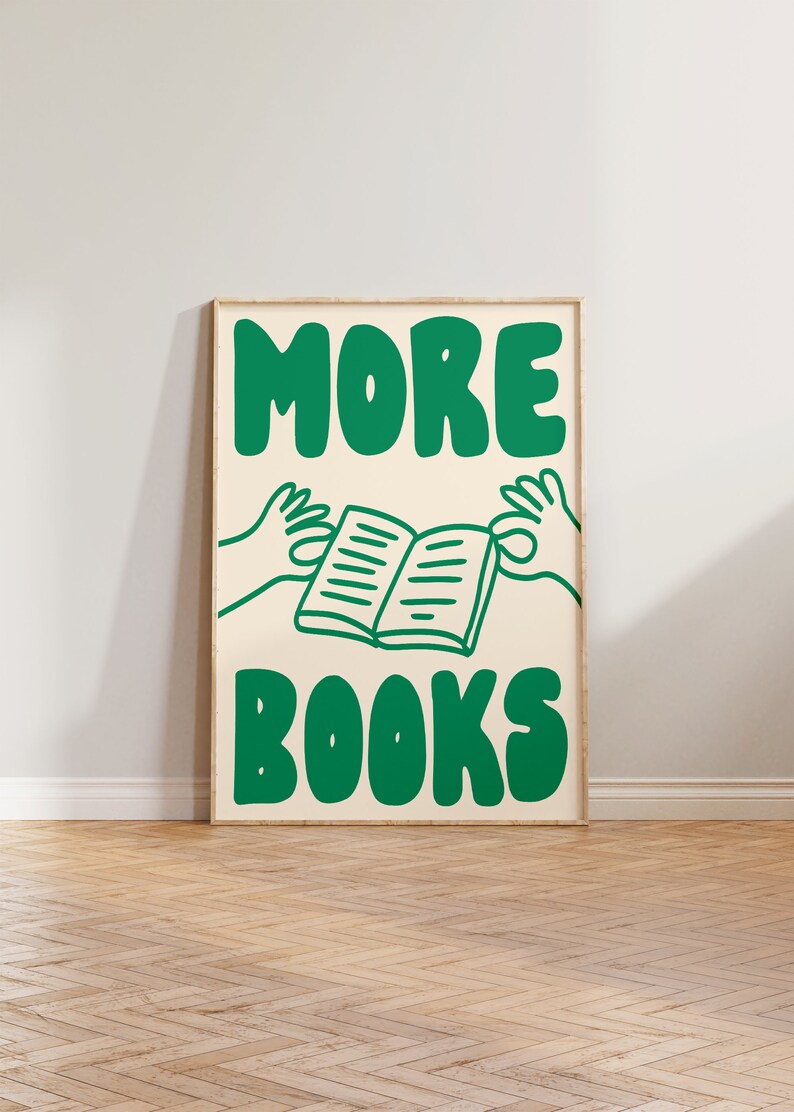 Peut inclure: Une affiche verte et blanche avec le texte "MORE BOOKS" en caract&egrave;res gras et ludiques. Deux mains vertes tiennent un livre ouvert au centre de l'affiche.