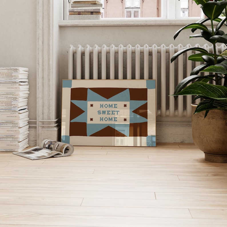 Puede incluir: Una impresi&oacute;n de arte mural rectangular con un fondo marr&oacute;n y una gran estrella de ocho puntas de color azul claro en el centro. El texto "HOME SWEET HOME" est&aacute; impreso en letras de bloque azul claro dentro de la estrella, flanqueado por cuatro peque&ntilde;as estrellas marrones.