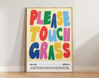 Op de afbeelding: Een rechthoekige wandposter in een lichthouten lijst met de kleurrijke tekst PLEASE TOUCH GRASS in een vet, speels lettertype. Daaronder staat de tekst VOL 003 REALITY, gevolgd door Go outside! Put down your phone, go for a walk and enjoy nature.
