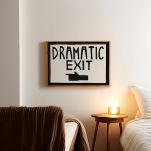 Puede incluir: Una impresi&oacute;n enmarcada con un dise&ntilde;o en blanco y negro. La impresi&oacute;n dice "Dramatic Exit" con una mano negra apuntando hacia la izquierda.