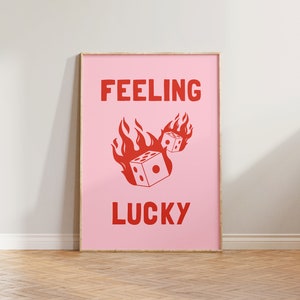 Póster con la frase "Siente la suerte" en rosa, impresión con dados, arte de pared retro Y2K, póster "Tu suerte", impresión de pared con llamas, impresión ecléctica, arte de pared rosa y blanco