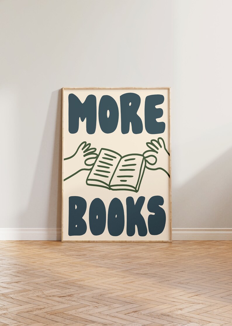 Peut inclure: Une affiche avec un fond beige clair et un cadre bleu fonc&eacute;. L'affiche pr&eacute;sente le texte "MORE BOOKS" dans une police audacieuse et ludique. Le texte est en bleu fonc&eacute;. Un dessin au trait vert de deux mains tenant un livre ouvert se trouve au centre de l'affiche.