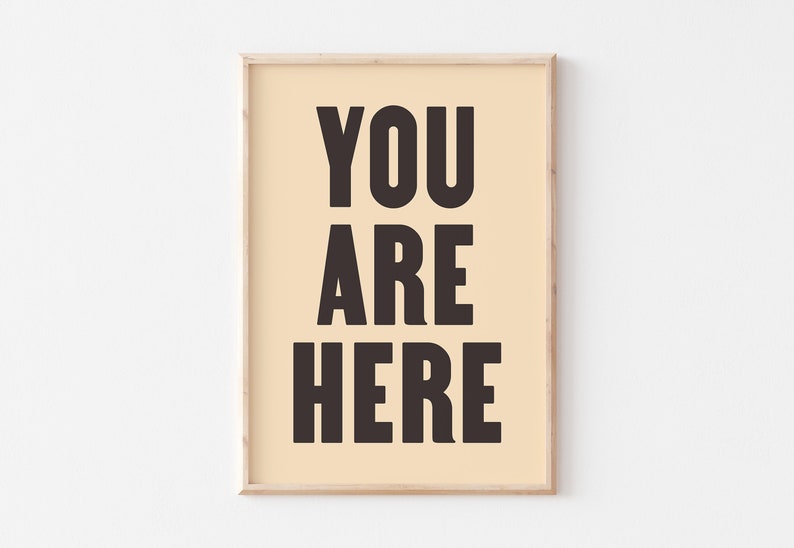 Peut inclure: Une impression encadr&eacute;e avec un fond beige clair et un texte noir qui dit "YOU ARE HERE".