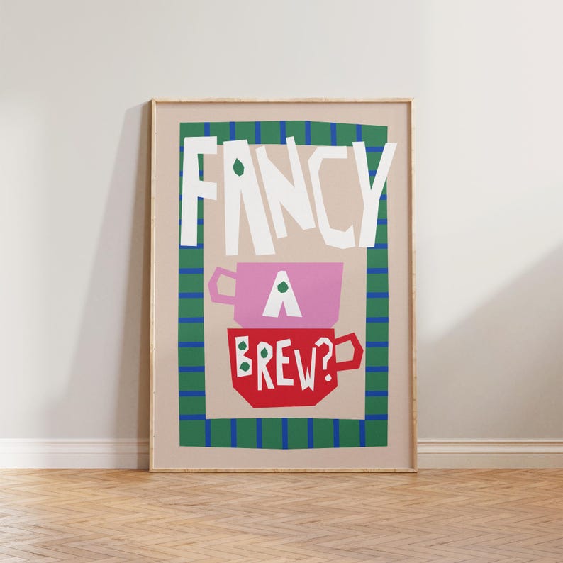 Op de afbeelding: Een beige poster met een groene en blauwe gestreepte rand. De poster zegt "Fancy a Brew?" in witte letters met een illustratie van een roze en rode mok.