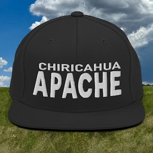 Puede incluir: Gorra de béisbol negra con texto bordado en blanco que dice "Chiricahua Apache".