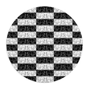 Puede incluir: Alfombra redonda en blanco y negro con un patrón de búfalo y el texto "Native Lands Clothing Company" repetido en todo.