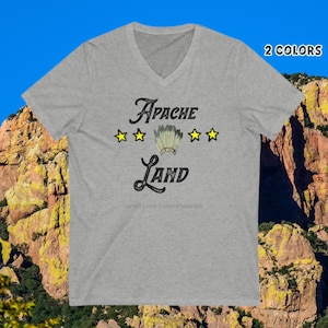 Maglietta in cotone con scollo a V e stelle della tribù Apache - In onore delle Prime Nazioni, degli Inuit e delle culture indigene dei nativi americani