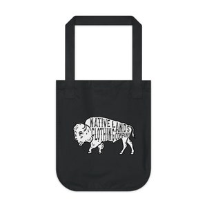 Puede incluir: Bolsa de tela negra con texto blanco y una silueta blanca de un búfalo. El texto dice "Native Lands Clothing Company".