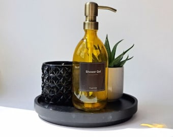 Gelber 500-ml-Pumpseifenspender aus Glas, gelbgoldene Pumpe und schwarzes abwischbares Aufkleberetikett | Beauty-Kosmetik-Label