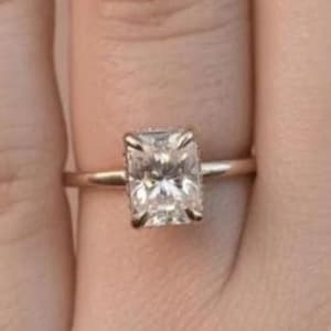 Anillo de compromiso de diamantes de talla radiante de 4 garras con halo oculto. Anillo de diamantes cultivados en laboratorio con certificación IGI. Anillo hecho a mano por Caratline.