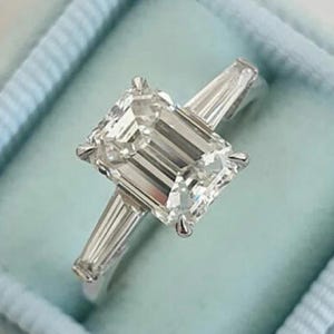 Drei-Stein-Diamant-Verlobungsring, Smaragdschliff-Diamantring für Labor gewachsen, Seitendiamant im Baguetteschliff, Ehering, Jahrestagsgeschenkring Sie